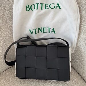 NWT BOTTEGA VENETA MEDIUM INTRECCIATO CASSETTE HANDBAG, BLACK